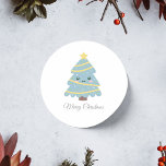 Cute Julgran Sticker Runt Klistermärke<br><div class="desc">Dekorera brev och dina gåvor med ett lustigt klistermärke: det är ett vackert Julgran för älskare av Kawaii och tecknad design! Du kan enkelt lägga till din egen text!</div>