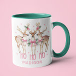Cute Julkoquette Reindeer Personlig Namn Mugg<br><div class="desc">Kortet "Ho Ho" i den moderna rosan,  skript som typografi,  accentuerad med söta vattenrenar med rosa av blommigt,  med personlig Personlig nedanför. Perfekt för julklappar,  party och firande,  julklappar,  födelsedagar och så vidare. Skapat av Evco Studio www.zazzle.com/store/evcostudio</div>