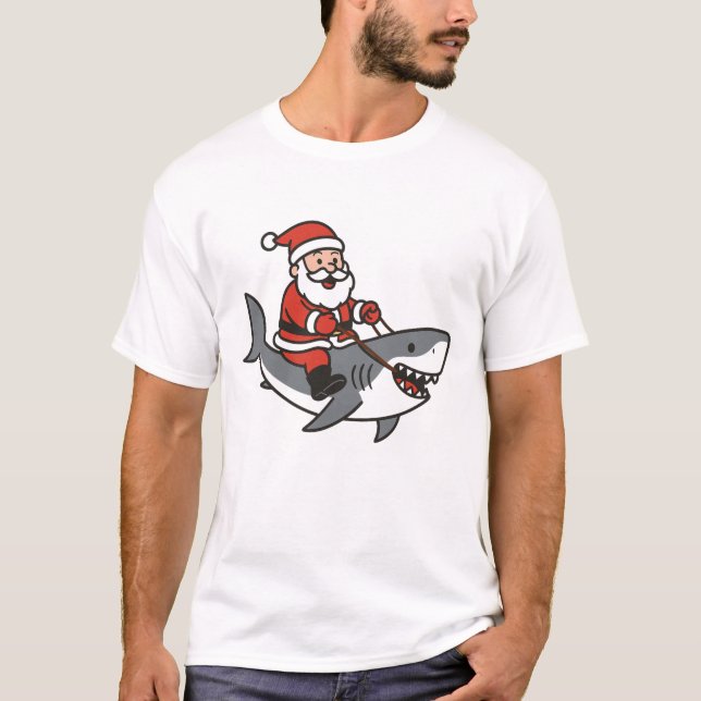 Cute Jultomten Riding a Shark Funny jul T Shirt (Framsida)