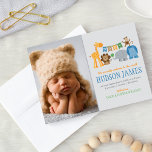 Cute Jungle Animals Pojke Blue Photo Birth Meddelande<br><div class="desc">En grupp djungeldjursvänner,  däribland en lejon,  giraffe,  fågel,  apa,  elefant och hippo,  samlas för att välkomna pojke med detta moderna och söta safari-temat födelseattest med porträtt-foto. Polka punkt och rand mönster accents. Blått med grönt,  orange,  blått,  tan,  brun och grått färg.</div>