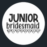 Cute Junior Bridesmaid Bröllop Kärlek Bride Gifter Runt Klistermärke<br><div class="desc">Cute Junior Bridesmaid Bröllop Kärlek Bride Giftermål</div>