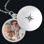 Cute Kärlek Heart Photo Par Personlig Namn Berlockhalsband<br><div class="desc">Cute Kärlek Heart Photo Par Personlig Namn Necklace har ditt favoritfoto med ett kärlek hjärta och personlig med din namn i modernt, vitt skript. Anpassa genom att redigera texten i den angivna textrutan och lägga till ditt eget bild. Perfekter till par, flickvän, fru, älskling och mycket annat för födelsedag, jul,...</div>