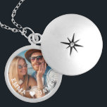 Cute Kärlek Heart Photo Par Personlig Namn Berlockhalsband<br><div class="desc">Cute Kärlek Heart Photo Par Personlig Namn Necklace har ditt favoritfoto med ett kärlek hjärta och personlig med din namn i modernt, vitt skript. Anpassa genom att redigera texten i den angivna textrutan och lägga till ditt eget bild. Perfekter till par, flickvän, fru, älskling och mycket annat för födelsedag, jul,...</div>