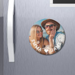 Cute Kärlek Heart Photo Par Personlig Namn Magnet<br><div class="desc">Cute Kärlek Heart Photo Par Personlig Namn Magnets ger ditt favoritfoto med ett kärlek hjärta och personlig med namn i ett modernt, vitt skript. Anpassa genom att redigera texten i den angivna textrutan och lägga till ditt eget bild. Perfekter till par, flickvän, fru, älskling och mycket annat för födelsedag, jul,...</div>
