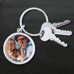 Cute Kärlek Heart Photo Par Personlig Namn Rund Silverfärgad Nyckelring<br><div class="desc">Cute Kärlek Heart Photo Par Personlig Namn Keychain har ett favoritfoto med ett kärlek hjärta och personlig med namn i ett modernt, vitt skript. Anpassa genom att redigera texten i den angivna textrutan och lägga till ditt eget bild. Perfekter till par, flickvän, fru, älskling och mycket annat för födelsedag, jul,...</div>