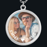 Cute Kärlek Heart Photo Par Personlig Namn Silverpläterat Halsband<br><div class="desc">Cute Kärlek Heart Photo Par Personlig Namn Necklace har ditt favoritfoto med ett kärlek hjärta och personlig med din namn i modernt, vitt skript. Anpassa genom att redigera texten i den angivna textrutan och lägga till ditt eget bild. Perfekter till par, flickvän, fru, älskling och mycket annat för födelsedag, jul,...</div>