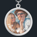 Cute Kärlek Heart Photo Par Personlig Namn Silverpläterat Halsband<br><div class="desc">Cute Kärlek Heart Photo Par Personlig Namn Necklace har ditt favoritfoto med ett kärlek hjärta och personlig med din namn i modernt, vitt skript. Anpassa genom att redigera texten i den angivna textrutan och lägga till ditt eget bild. Perfekter till par, flickvän, fru, älskling och mycket annat för födelsedag, jul,...</div>
