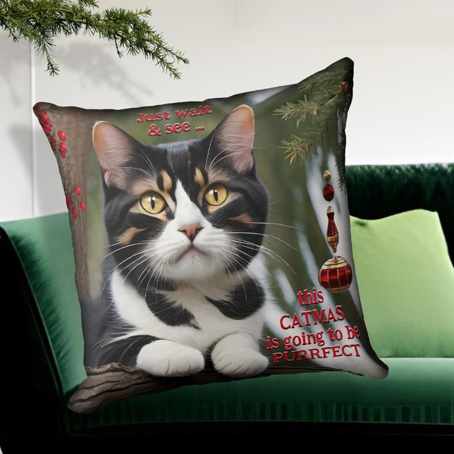 Cute Kattunge Älskare julpillow Kudde (A whimsical Christmas pillow with a cute kitty in a tree with ornament and red berries)