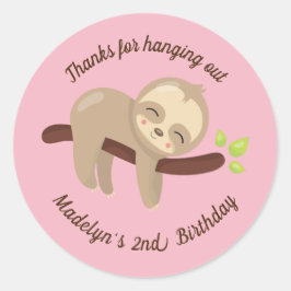 Cute Kawaii Baby Sloth i Träd på Rosa Birthday Runt Klistermärke