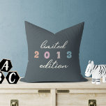 Cute Kid Bird Year Begränsad Edition Rainbow Paste Kudde<br><div class="desc">Vi presenterar vår berömvärda anpassningsbar Cute Kids Birth Year Begränsad Edition Rainbow Pastel Dekorativ kudde! Den här moderna och roligt kudden är perfekten som läggs till i ett barns sovrum eller uppspelningsområde eftersom den har en färgstark regnbågsdesign i pastellskuggor som kommer att öka ljusstyrkan i alla utrymmen. Men det som...</div>