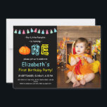 Cute Kids Colorful Photo Pumpkin Birthday Inbjudningar<br><div class="desc">Notera din lilla speciella dag med vår berömvärda Cute Kids Colorful Photo Pumpkin Birthday-inbjudan, ett trevligt sätt för gästerna i inbjudan att fira sin första födelsedagskalender. Den här charmerande inbjudan innehåller klara vattenfärgspumpor och guldfärgade glitter-accenter, som perfekt fångar fallandan och glädjen att vända en. Oavsett om du är värd för...</div>