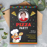 Cute Kids Photo Chalkboard Pizza Födelsedagsfest Inbjudningar<br><div class="desc">Akta dina gäster med den här coolan pizzatemat födelsedagsfest inbjudan med en snygg liten kock och söt inslag med vibrerande typografi mot en bakgrund av en krita. Lägg helt enkelt till din händelseinformation på den här lättåtkomliga mallen och lägg till det här kortet med ditt barns favoritfoto för att göra...</div>