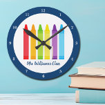 Cute Kindergarten Teacher Anpassningsbar Crayon Cl Rund Klocka<br><div class="desc">En vacker lärarvecka eller en julklapp till ge för en lekskola till grundskoleläraren. Anpassningsbarna gjorde klocka med namn anpassat i blått. Anpassa med ditt namn eller din text under kritor söta regnbåge. En god present till en förskolelärare.</div>