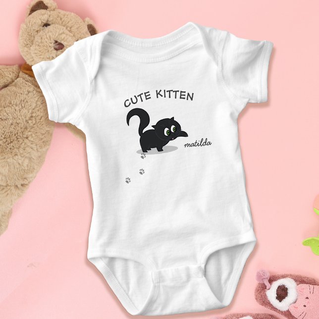 Cute Kitten Black Cat Girl Namn Baby Bodykostdräkt T Shirt (A cute little kitty cat baby bodysuit with space for your little one's name)