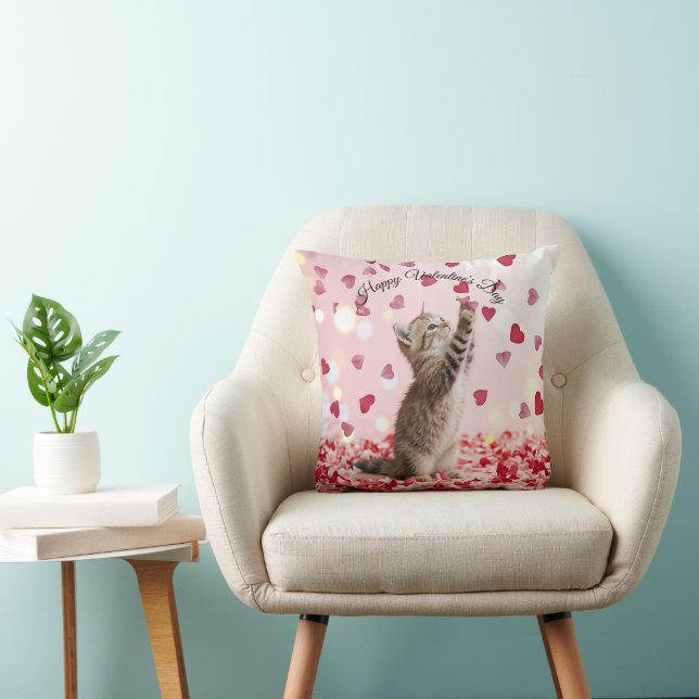 Cute Kitten Catching Valentine Heart Petals Kudde (Stol)