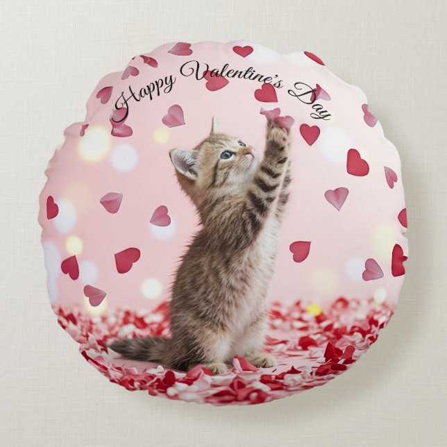 Cute Kitten Catching Valentine Heart Petals Rund Kudde (Framsidan)