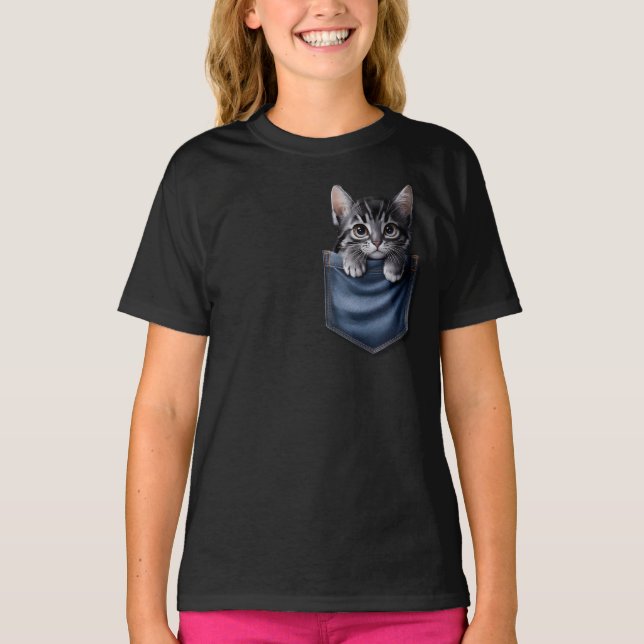 Cute Kitten i Pocket T Shirt (Framsida)