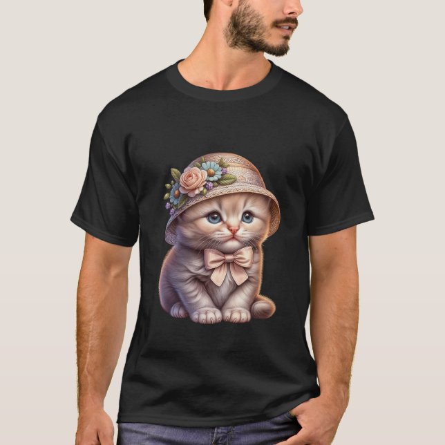 Cute Kitten in Floral Straw Hat & Bow ✨🐾👒 T Shirt (Framsida)