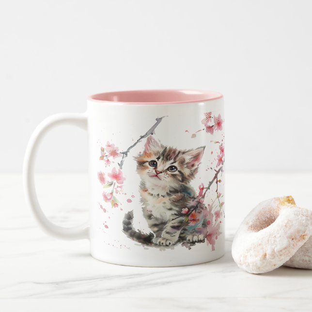 Cute Kitten in Sakura Flowers Två-Tonad Mugg (Med munk)