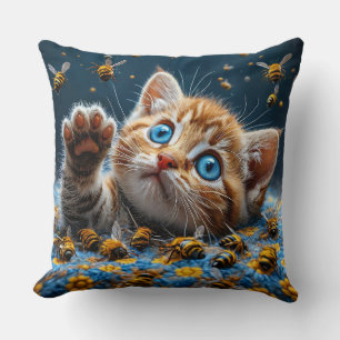 Cute Kitten interagerar med bin Kudde