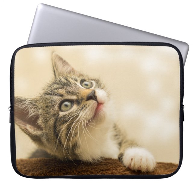 Cute Kitten med utdragen Tass Laptop Fodral (Framsidan)