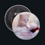 Cute Kitten Resten på jultomten Meowy-jul Flasköppnare<br><div class="desc">En flaska-öppnare med ett foto av en ingefärgkattunge sitta på en mjuk vit och röd tomhatt. Oskärbar glitterbakgrund för ljus. Lustigt pun - Meowy jul. Text är redigerbar så att du kan ändra den så att du säger spelar ingen roll som du vill.</div>