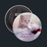 Cute Kitten Resten på jultomten Meowy-jul Flasköppnare<br><div class="desc">En flaska-öppnare med ett foto av en ingefärgkattunge sitta på en mjuk vit och röd tomhatt. Oskärbar glitterbakgrund för ljus. Lustigt pun - Meowy jul. Text är redigerbar så att du kan ändra den så att du säger spelar ingen roll som du vill.</div>