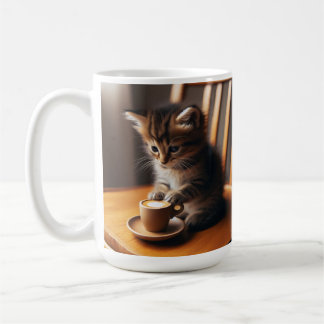 Cute Kitten sitta i en stol med kopp. Kaffemugg