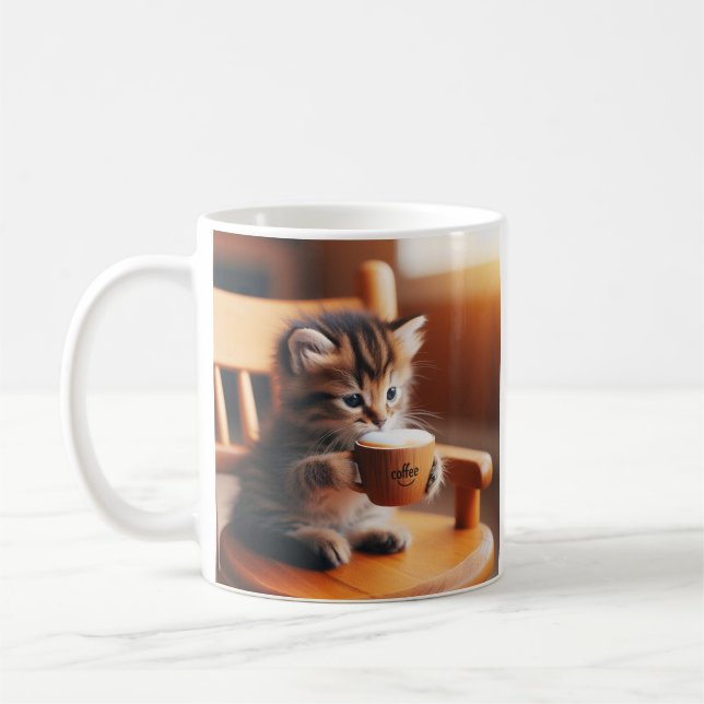 Cute kitten sitta på en stol som dricker kaffe. kaffemugg (Vänster)