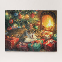 Cute kitten sover under Julgran