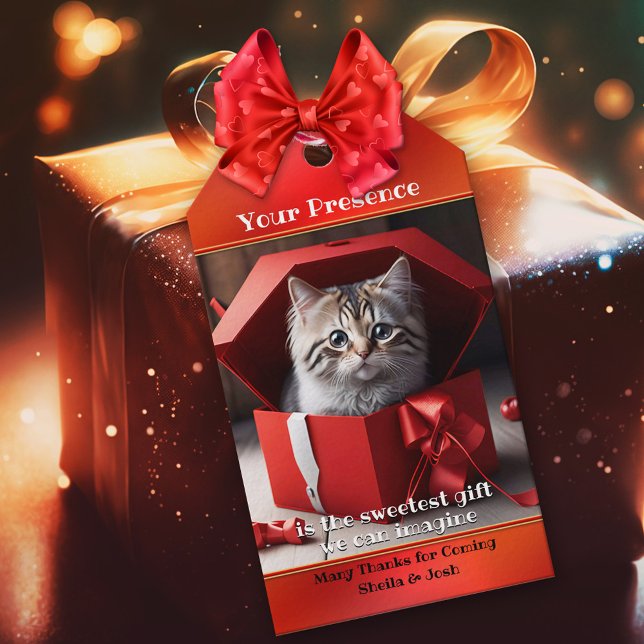 Cute Kitten Sweet Tack Presentetikett (A cute gift tag with a kitten in festive red gift box. Beautiful for a birthday Thank You, Christmas)