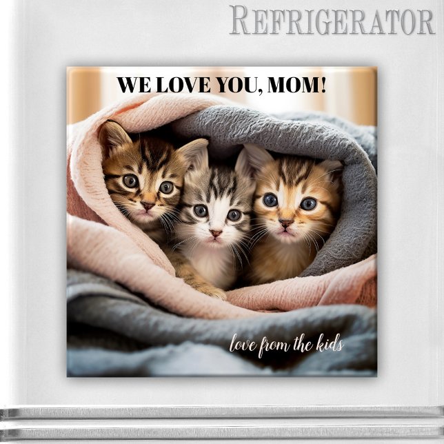 Cute Kittens Best Cat Mamma Mors dag Magnet (A cute magnet featuring three kittens wrapped in a cozy warm blanket - nice for Mother's Day)