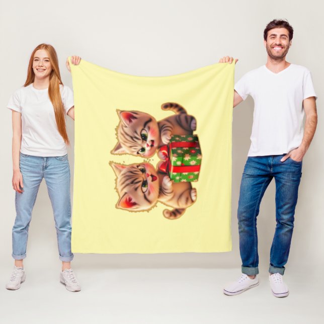 **Cute Kittens Fighting Over a Gift – Funny Christ Fleecefilt (På plats)