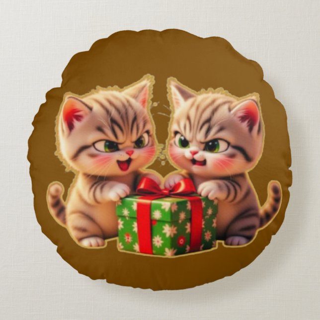 **Cute Kittens Fighting Over a Gift – Funny Christ Rund Kudde (Framsidan)