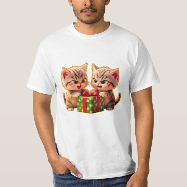 **Cute Kittens Fighting Over a Gift – Funny Christ T Shirt (Framsida)