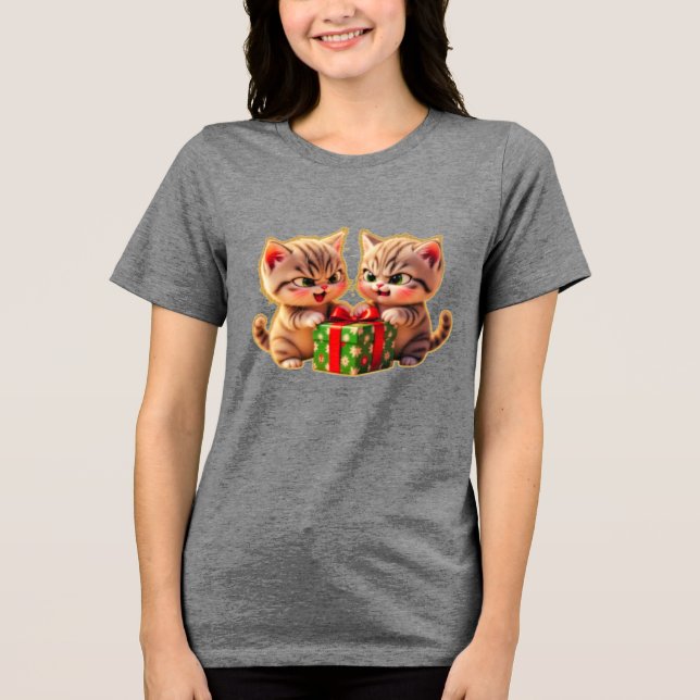 **Cute Kittens Fighting Over a Gift – Funny Christ T Shirt (Framsida)