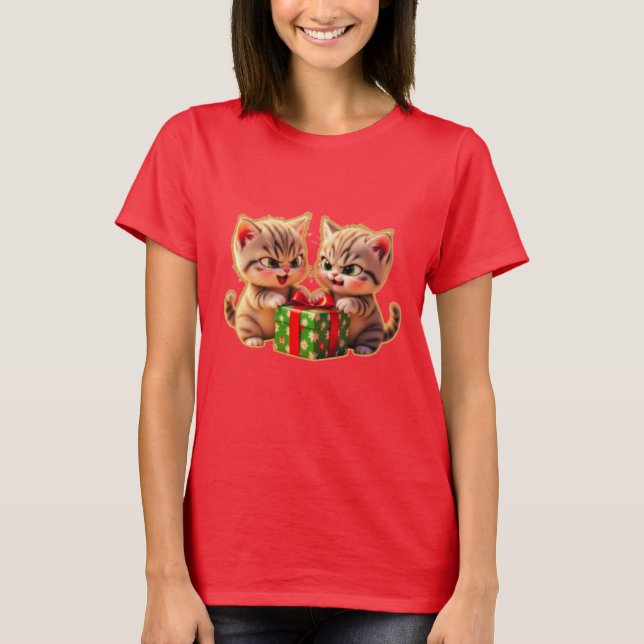 **Cute Kittens Fighting Over a Gift – Funny Christ T Shirt (Framsida)