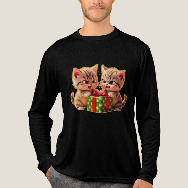 **Cute Kittens Fighting Over a Gift – Funny Christ T Shirt (Framsida)
