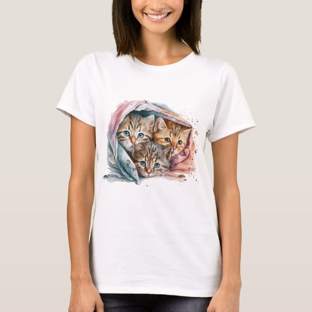 CUTE KITTENS SNUGGED UNDER PASTEL BLANKETS T SHIRT (Framsida)