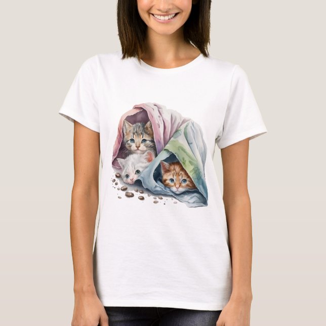 CUTE KITTENS SNUGGED UNDER PASTEL BLANKETS T SHIRT (Framsida)