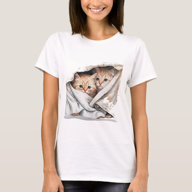 CUTE KITTENS SNUGGED UNDER PASTEL BLANKETS T SHIRT (Framsida)