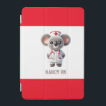 Cute Koala Bear Nurse med Red Stethoscope iPad Mini Skydd<br><div class="desc">Det här telefonfodralet för sjuksköterskor har en söt koala björn klädd som en sjuksköterska med rött stetoskop på vit bakgrund med ditt namn för att anpassa dig. Perfekt till sjuksköterska eller sjuksköterskeskola student. Bild genererad med AI.</div>