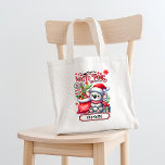 Cute Koala Chirstmas Personlig Namn Tygkasse<br><div class="desc">Cute Koala Chirstmas Personlig Namn Helgdag Tote Bag har en söt Koala som bär en julhatt och scarf med en julsäck. Perfekt för julklappar,  party och firande,  julklappar,  födelsedagar och så vidare. Skapat av Evco Studio www.zazzle.com/store/evcostudio</div>
