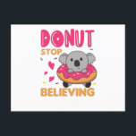 Cute Koala Funny Animals in Donut Rosa Vykort<br><div class="desc">Kala sitter i en åsna med färgstarka sprinkler. Koalas är söta djur för barn. För vänner som kärlek koalas och donerar kombinationen perfekt. För alla som kärlek gör det.</div>