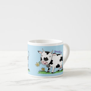 Cute kon i grönt fält tecknad illustration espressomugg