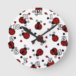 Cute Ladybug and Hearts Pattern Rund Klocka