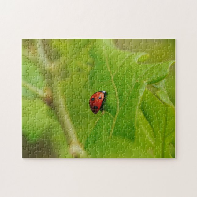 Cute Ladybug i Grönt Löv Natature Puzzle Pussel (Horisontell)