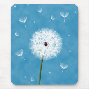 Cute ladybug sitta ovanpå en dandelion musmatta
