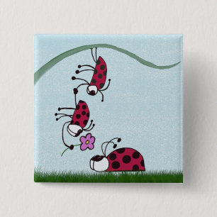 Cute Ladybug som profiterar på målningen i Kärlek Knapp