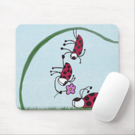 Cute Ladybug som profiterar på målningen i Kärlek Musmatta